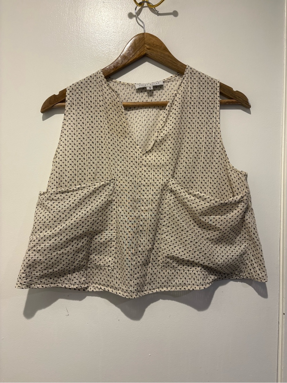 Boxy Cropped Haley Solar Lightweight Cream Printed V-Neck Sleeveless Pocket Top